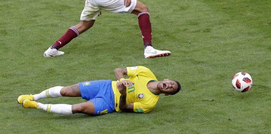 Un canal televisivo calculó que Neymar pasó cerca de 14 minutos en el suelo durante los partidos de Brasil en el Mundial. (AP) (horizontal-x3)