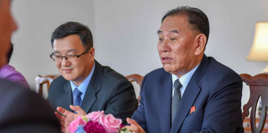 El dirigente norcoreano Kim Yong-chol, a la derecha, se reúne con el secretario de Estado estadounidense, Mike Pompeo. (EFE) (horizontal-x3)