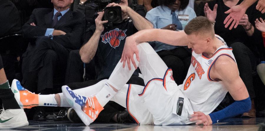 El letón Kristaps Porzingis se lesionó la rodilla izquierda la noche del martes. (AP / Mary Altaffer) (horizontal-x3)