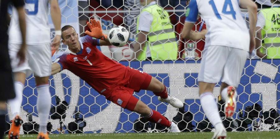 Momento en que Hannes Halldorsson detiene el penal pateado por Lionel Messi. (AP) (horizontal-x3)