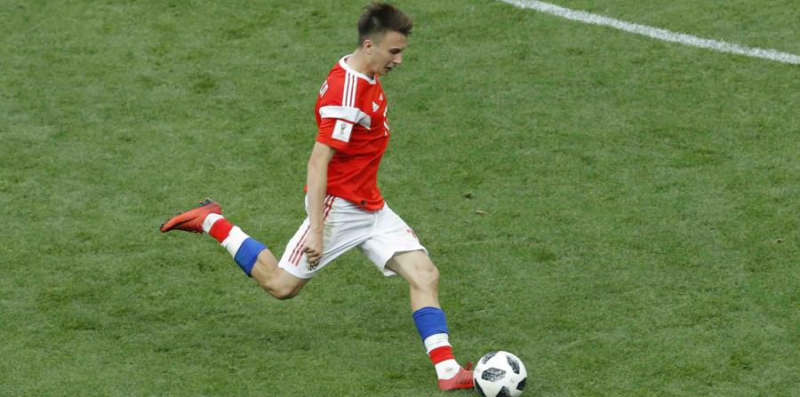 Golovín, de 22 años y futbolista del CSKA de Moscú, está ahora en el punto de mira de varios clubes europeos y podría dar el salto a alguno de ellos si mantiene en los próximos partidos el extraordinario rendimiento que ofreció contra Arabia Saudí. (horizontal-x3)