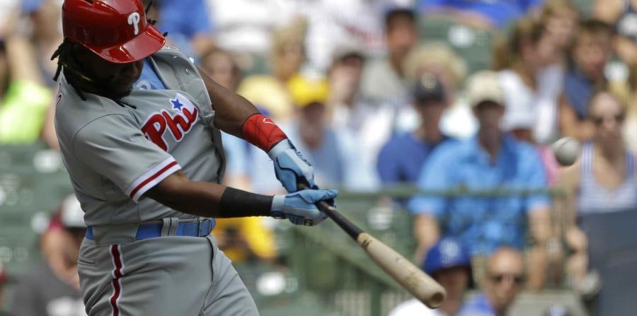 Maikel Franco pega un jonrón de dos carreras para la causa de los Filis de Filadelfia en el duelo con los Cerveceros, en Milwaukee, el domingo 17 de junio de 2018. (AP) (horizontal-x3)
