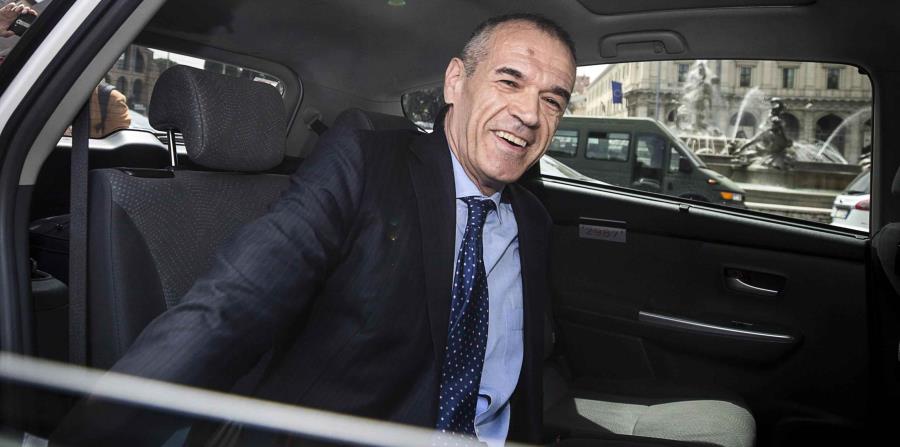 El economista Carlo Cottarelli llega en taxi al Palacio del Quirinal en Roma (horizontal-x3)