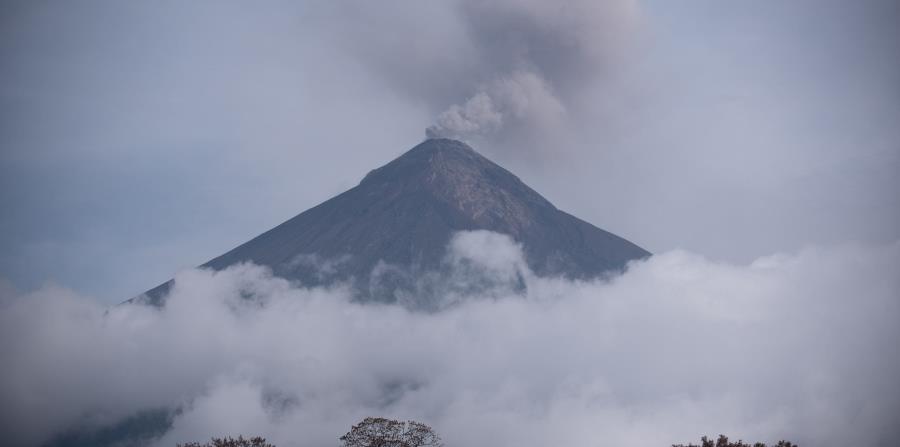 El Volcán de Fuego lanza una fumarola después de la erupción del pasado 3 de junio y de los constantes lahares (horizontal-x3)