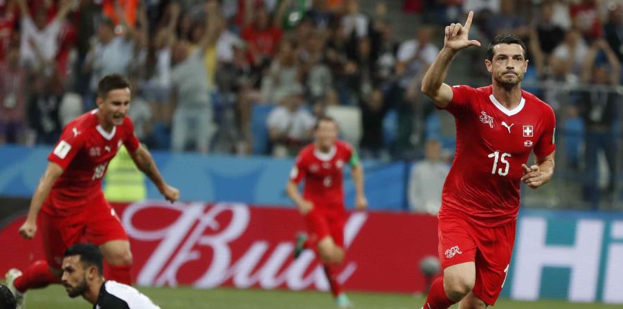 Blerim Dzemaili (derecha) celebra su gol contra Costa Rica. (AP) (horizontal-x3)