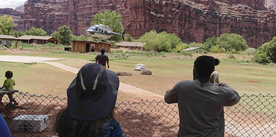 Los turistas fueron sacados del área en helicóptero. (AP) (horizontal-x3)