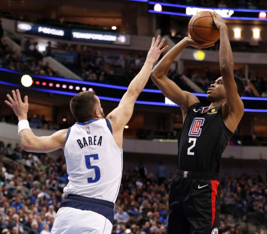 José Juan Barea intenta defender un tiro brincado de Shai Gilgeous-Alexander, de los Clippers de Los Ángeles. (AP / Michael Ainsworth) (semisquare-x3)