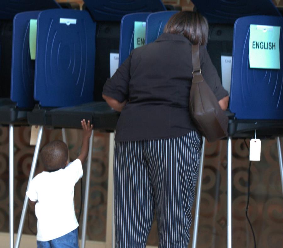 Una mujer votando en Fort Lauderdale en las elecciones del 2004. (GFR Media) (semisquare-x3)
