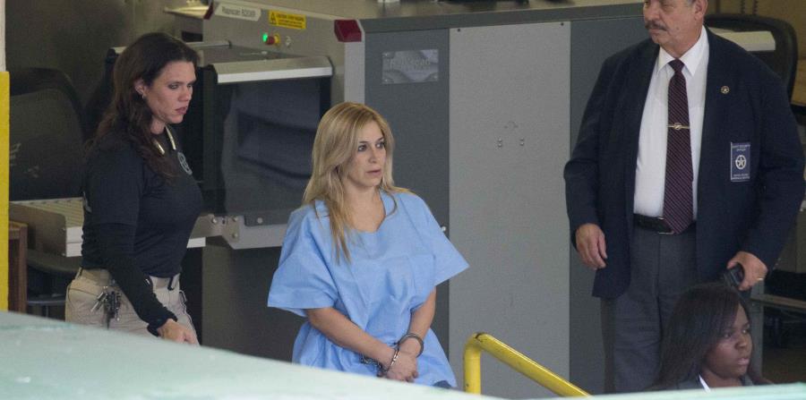 Áurea Vázquez Rijos a su salida del Tribunal Federal de Hato Rey. (GFR Media) (horizontal-x3)