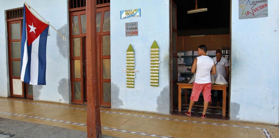 un hombre mientras compra productos en una bodega, en el pueblo oriental de Caimanera (Cuba) (horizontal-x3)