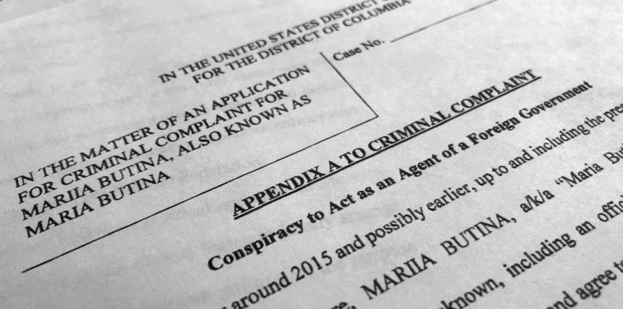 Documentos judiciales hechos públicos el 16 de julio de 2018, fotografiados en Washington, muestran parte de la denuncia contra Maria Butina, quien fue arrestada el 15 de julio acusada de conspiración para actuar como una agente no registrada del gobierno (horizontal-x3)
