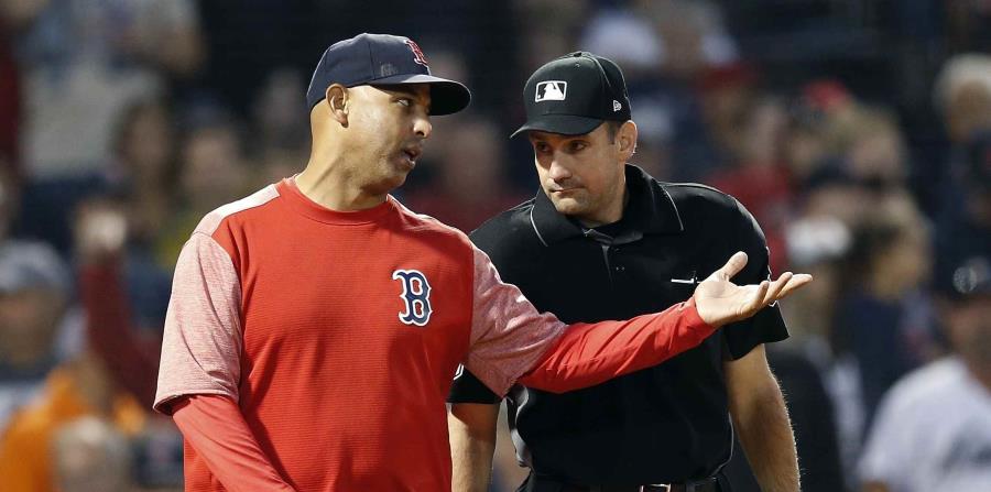 El dirigente boricua Alex Cora atraviesa su primera temporada con los Medias Rojas (AP) (horizontal-x3)