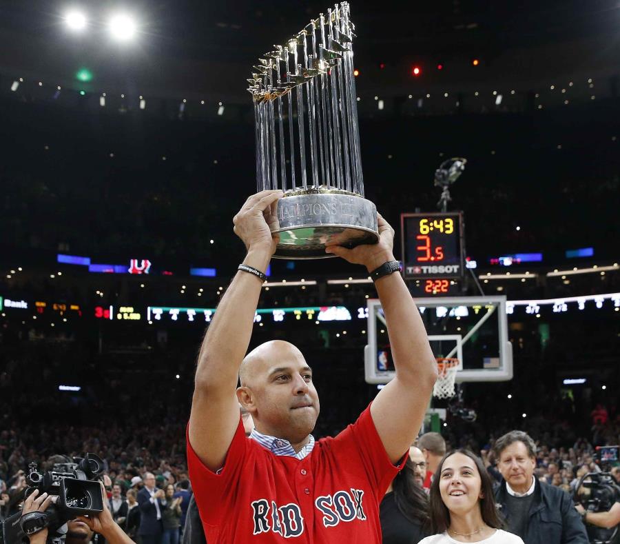 El lanzador David Price alza el trofeo de la Serie Mundial durante la presentación de los Medias Rojas en el TD Garden. (AP) (semisquare-x3)
