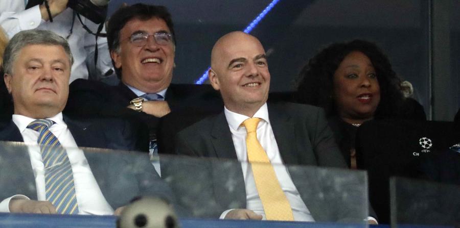 El presidente de la FIFA, Gianni Infantino (centro-derecha), observa la final de la Liga de Campeones, entre Real Madrid y Liverpool, realizada el 26 de mayo de 2018, en Kiev. (AP) (horizontal-x3)