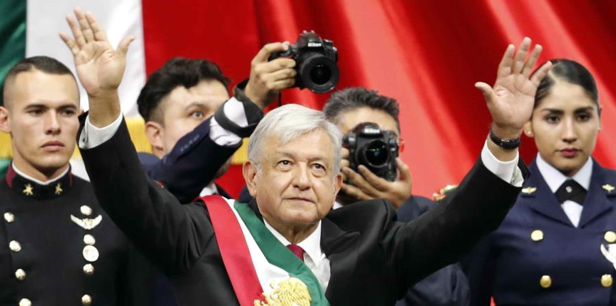 El nuevo presidente de México, Andrés Manuel López Obrador, saluda a la multitud al concluir la ceremonia en la que asumió el cargo. (AP / Eduardo Verdugo) (horizontal-x3)