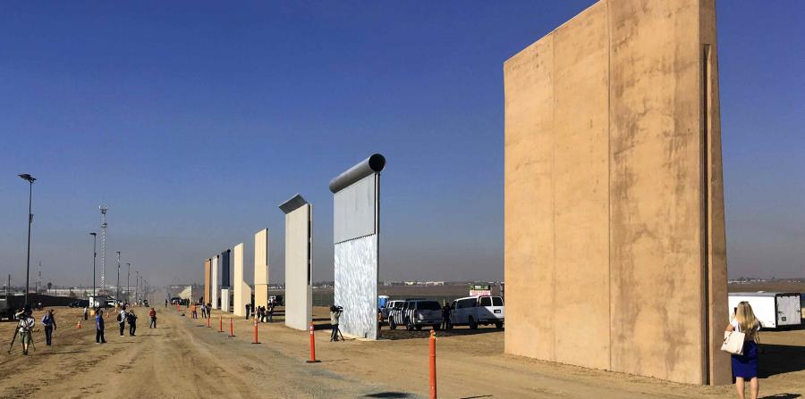 Foto de octubre de 2017 que presenta prototipos para el muro fronterizo. (AP) (horizontal-x3)