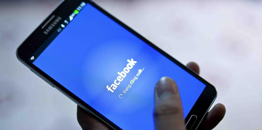 Facebook están bajo escrutinio tras las acusaciones de que Cambridge Analytica utilizó sus datos para hacer un perfil de los votantes y beneficiar a la campaña de Trump. (EFE) (horizontal-x3)