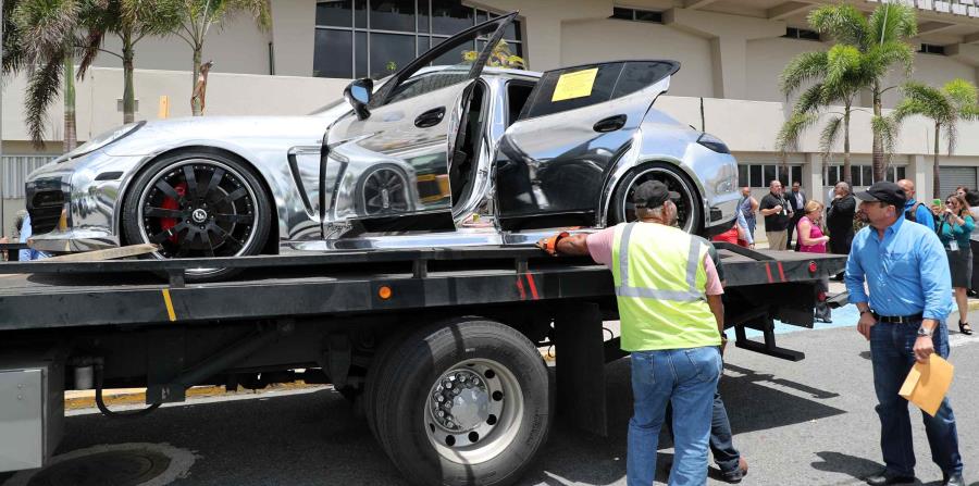 Funcionarios de Hacienda evalúan el Porsche Panamera embargado el pasado 11 de abril. (horizontal-x3)