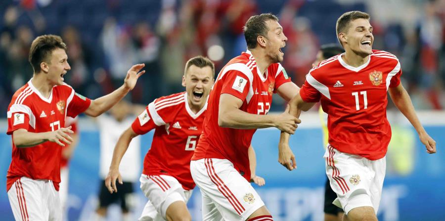 Los rusos Alexander Golovin, Denis Cheryshev, Artyom Dzyuba, y Roman Zobnin el autogol del egipcio Ahmed Fathy. (AP) (horizontal-x3)
