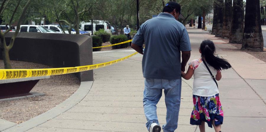 Un hombre camina junto a su hija tras salir de una cita en la Oficina de Control de Inmigración y Aduanas (ICE, en inglés) el pasado 10 de julio de 2018. (horizontal-x3)