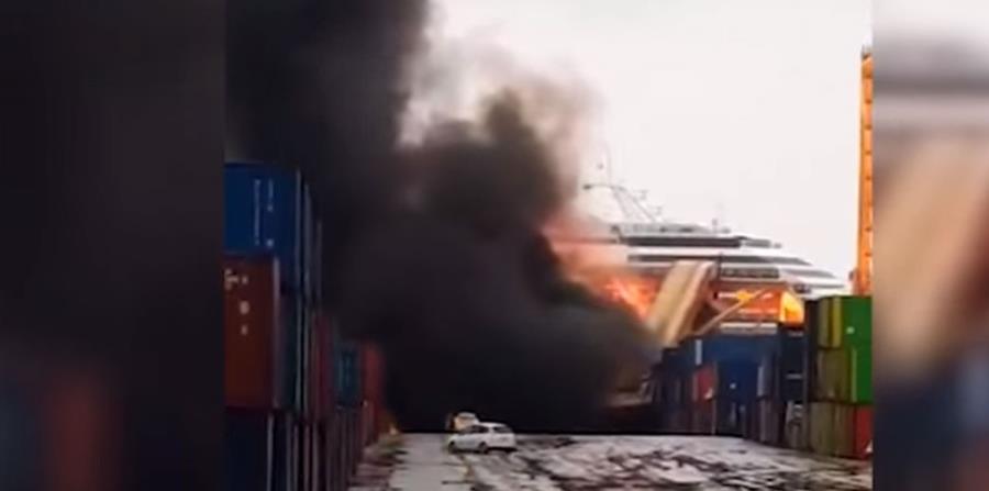 Vista del incendio en el puerto de Barcelona (Imagen tomada del vídeo) (horizontal-x3)