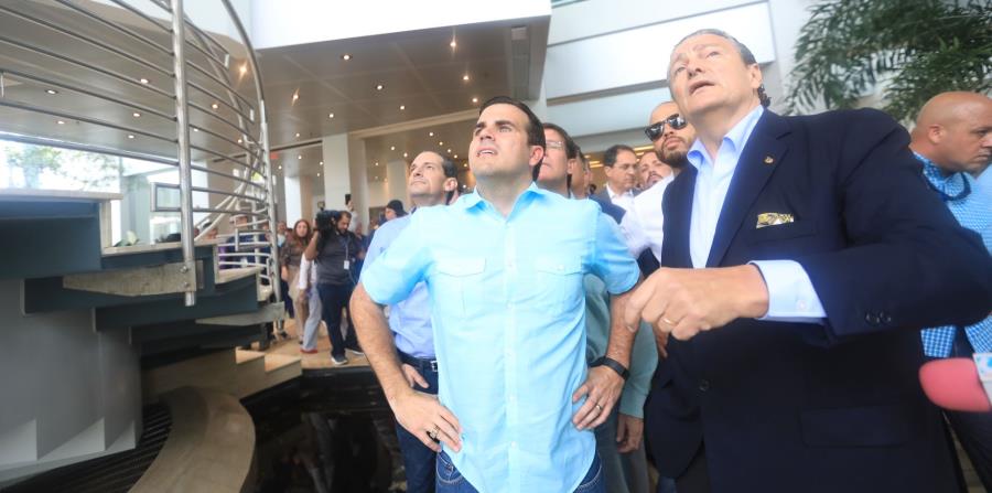 Richard Carrión le muestra los daños al primer ejecutivo. (horizontal-x3)