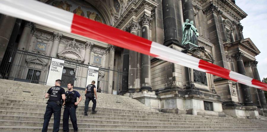 Un fuerte contingente policial patrulla por las inmediaciones del templo, informó una portavoz de la Policía alemana. (AP / Michael Sohn) (horizontal-x3)