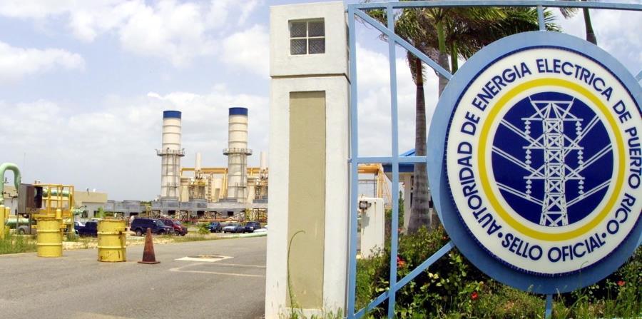 Ayer, el portavoz de prensa de la AEE, Carlos Monroig, dijo que la corporación pública confiaba en completar hoy la interconexión de las líneas de transmisión del norte y el sur para así energizar el área metropolitana. (horizontal-x3)