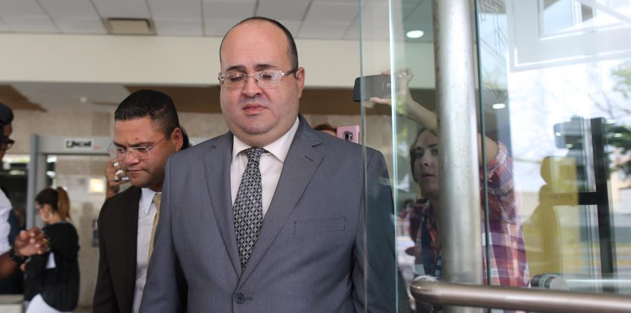El ex juez, Rafael Ramos Sáenz sale de la Comisión Estatal de Elecciones luego de su cita sobre la investigación del chat. (horizontal-x3)