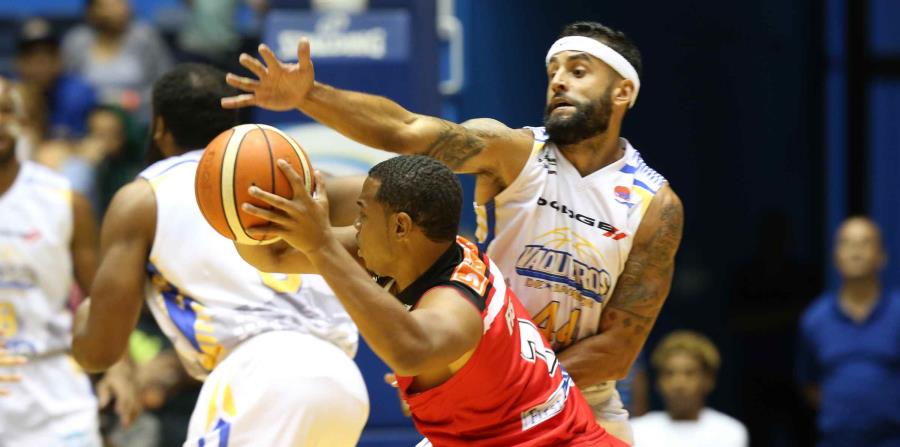 Javier Mojica, aquí defendiendo a Corey Fisher, anotó 19 puntos en la victoria de los Vaqueros. (GFR Media) (horizontal-x3)