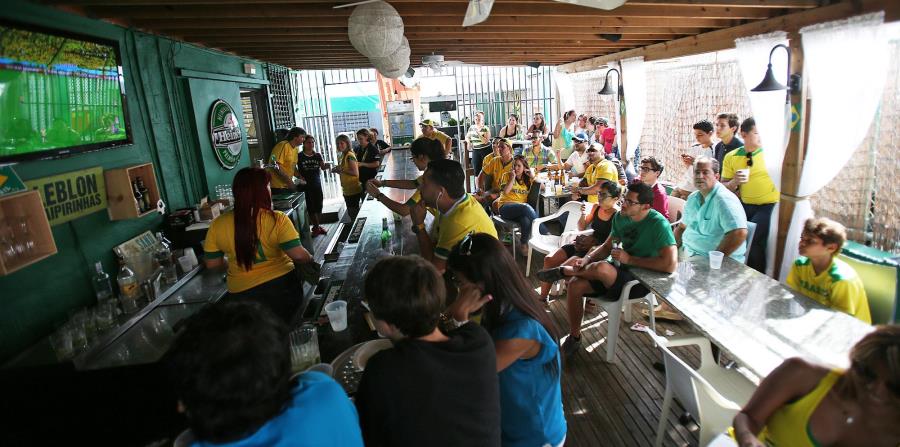 Durante la celebración del torneo, los fanáticos puertorriqueños llenan los restaurantes y barras para ver los partidos. (GFR Media) (horizontal-x3)