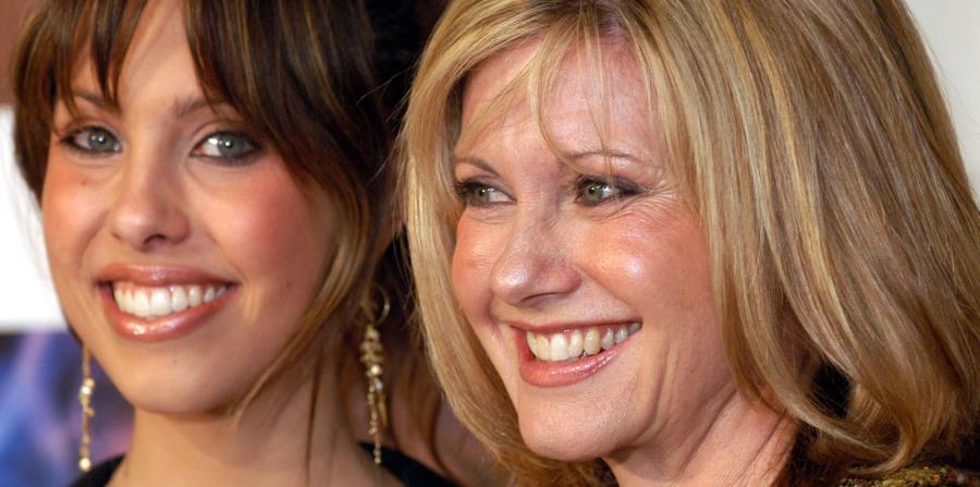Olivia Newton-John (izq.), junto a su hija Chloe Rose, venció el cáncer en dos ocasiones distintas. (AP / Koji Sasahara) (horizontal-x3)