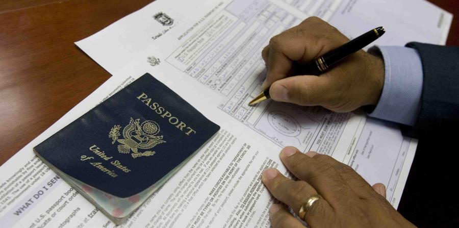 Un ciudadano llena sus documentos de viaje y muestra su pasaporte de los Estados Unidos. (GFR Media) (horizontal-x3)
