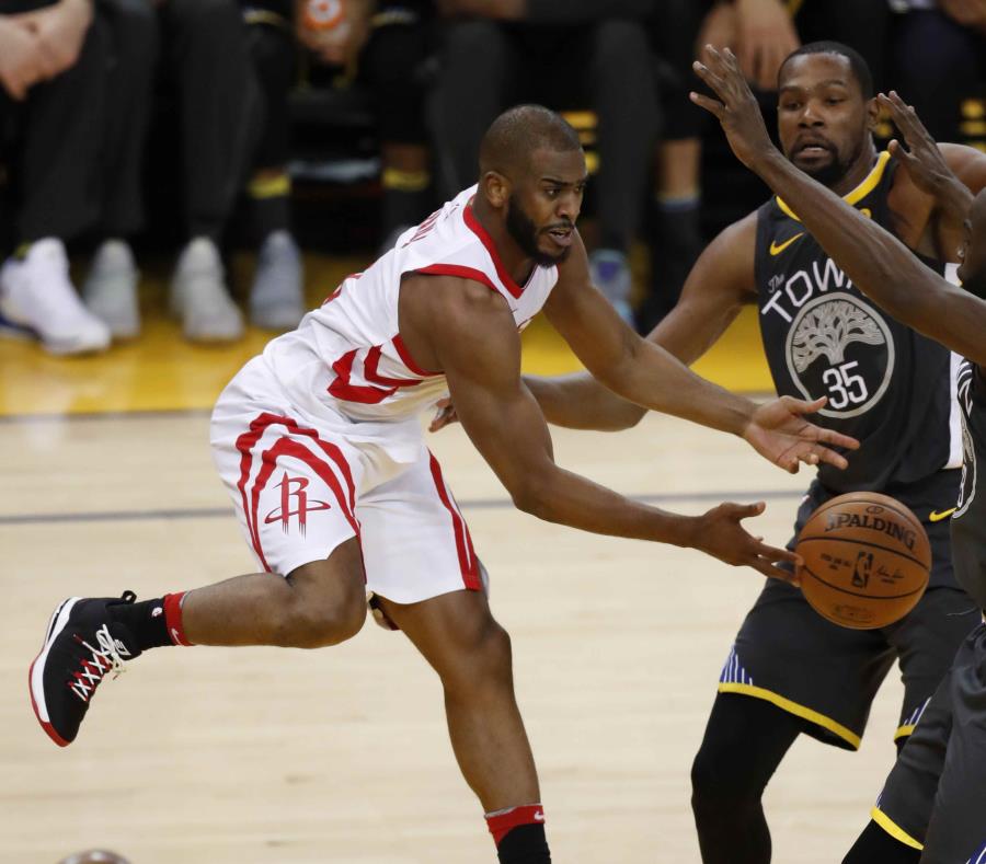 En las pasadas dos victorias de los Rockets en esta serie, Chris Paul (con el balón) medió 23.5 puntos. (EFE / John G. Mabanglo) (semisquare-x3)