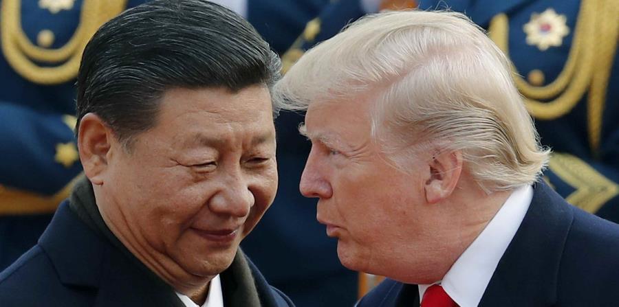 El presidente chino Xi Jinping comparte con Donald Trump durante una actividad llevada a cabo en Pekín en 2017. (AP / Andy Wong) (horizontal-x3)
