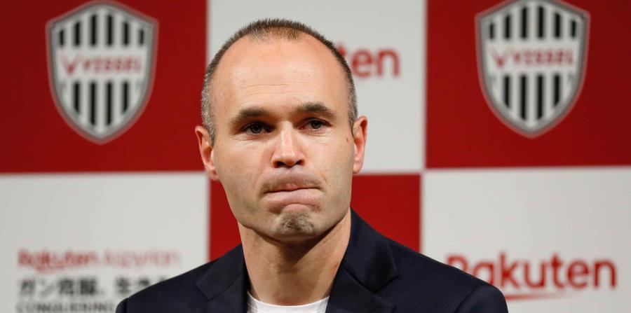 El centrocampista internacional español Andrés Iniesta posa durante su presentación con el Vissel Kobe, en Tokio, Japón (horizontal-x3)