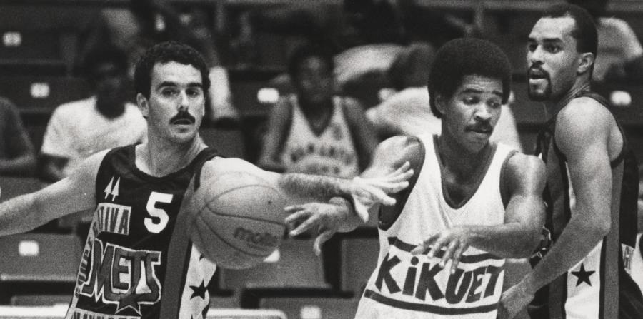 Bernardo Figueroa, aquí pasando el balón ante la defensa del difunto Fico López, ganó campeonatos con los Indios de Canóvanas y luego con los Mets de Guaynabo. (horizontal-x3)