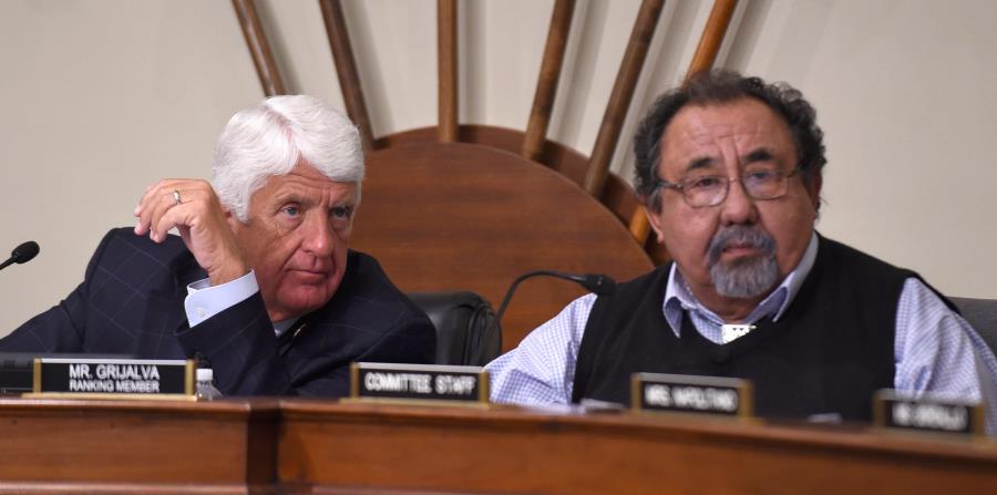 Raúl Grijalva, en primer plano, es el portavoz demócrata en el Comité de Recursos Naturales de la Cámara baja, que preside Rob Bishop, a la izquierda. (GFR Media) (horizontal-x3)