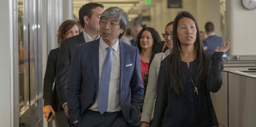 Patrick Soon-Shiong, nuevo dueño de Los Angeles Times, visita las oficinas del periódico en Los Angeles con la reportera Andrea Chang, el 13 de abril de 2018. (AP) (horizontal-x3)