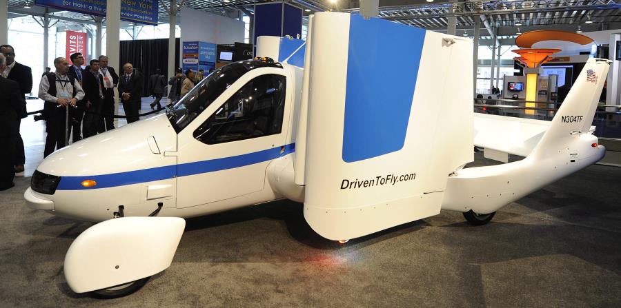 El modelo de aeroplano Transition, de la marca Terrafugia, homologado para circular por calles y carreteras, es presentado durante una conferencia de prensa en el centro Javits de Nueva York. (EFE) (horizontal-x3)