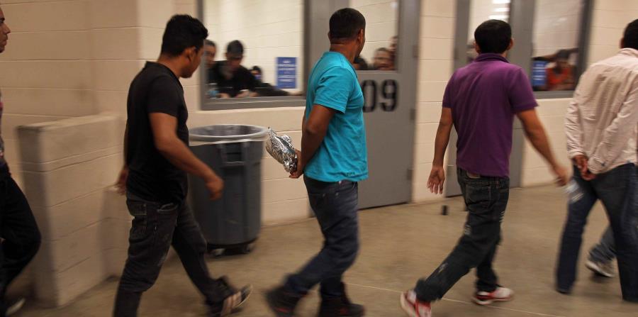 Inmigrantes son procesados dentro de una estación de la Patrulla Fronteriza de McAllen, Texas . (EFE) (horizontal-x3)