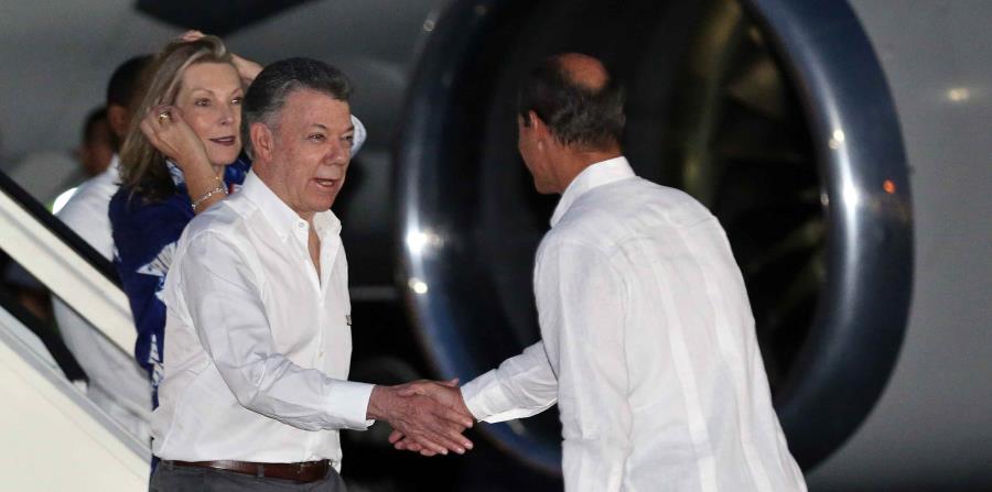 El presidente de Colombia, Juan Manuel Santos, acompañado de su esposa, María Clemencia Rodríguez de Santos, saludan al viceministro cubano de Relaciones Exteriores, Rogelio Sierra, a su llegada a Cuba. (horizontal-x3)