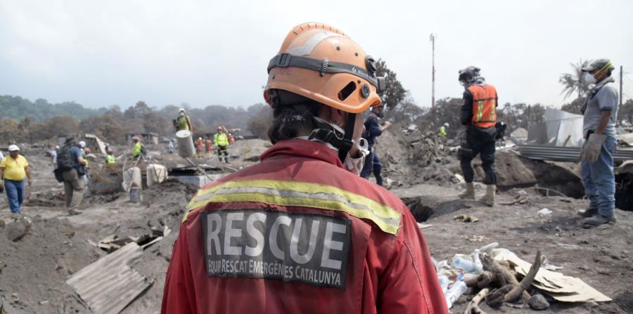 Rescatistas continúan con las labores de búsqueda y rescate de las víctimas de la erupción del Volcán de Fuego en Guatemala. (EFE) (horizontal-x3)
