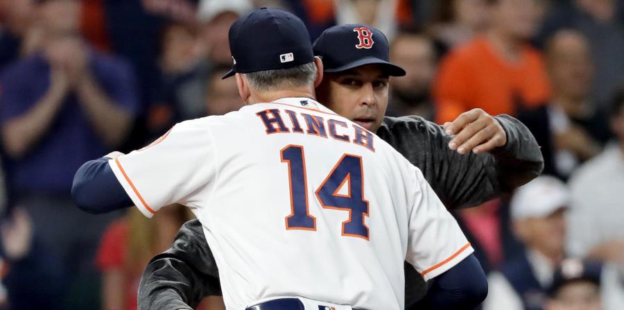 El dirigente de los Medias Rojas de Boston, Alex Cora, abraza a quien fue su jefe el año pasado, el mánager de los Astros de Houston, A.J. Hinch. (AP) (horizontal-x3)