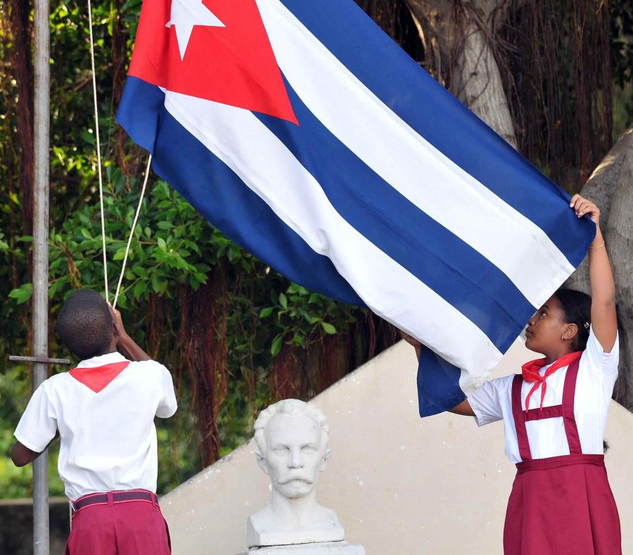 Estudiantes en una escuela en Cuba (semisquare-x3)