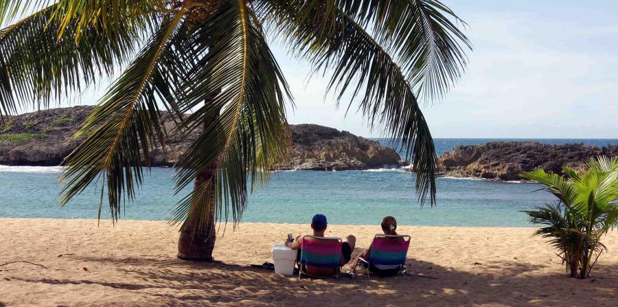 Una pareja disfruta de un día soleado en la playa. (GFR Media) (horizontal-x3)