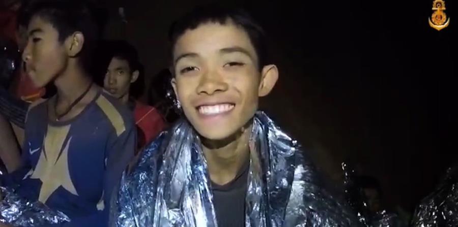 Captura de video cedida por Thai Royal Navy que muestra a miembros de un equipo de fútbol en una sección de la cueva Tham Luang en el parque forestal Khun Nam Nang, provincia de Chiang Rai, Tailandia (horizontal-x3)