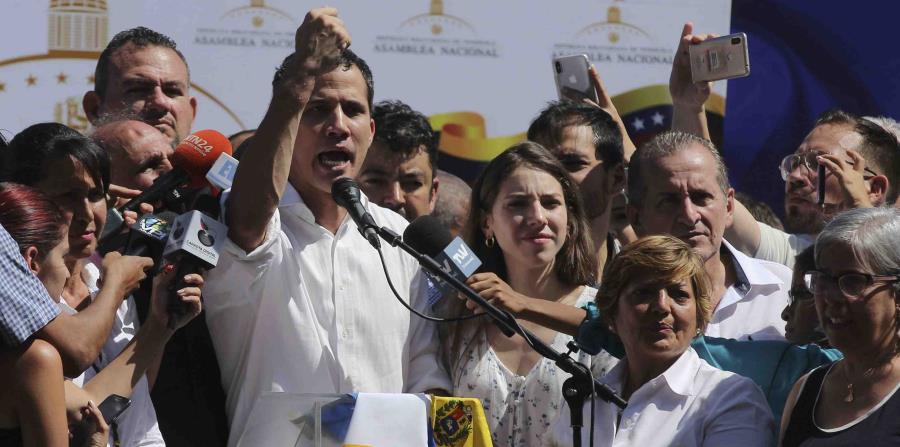 Juan Guaidó se dirige a sus seguidores. (AP) (horizontal-x3)