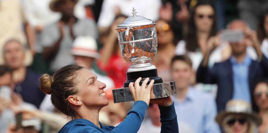 La tenista rumana Simona Halep con su trofeo en mano (horizontal-x3)