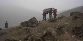 Familias en Perú entierran a más de un muerto por coronavirus